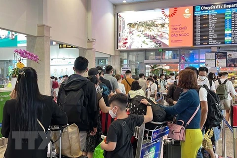 Hành khách làm thủ tục chuyến bay tại sân bay Tân Sơn Nhất. (Ảnh: Tiến Lực/TTXVN)