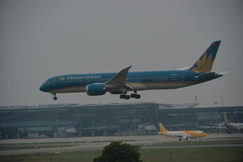 Máy bay hạ cánh tại sân bay Nội Bài. (Ảnh: CTV/Vietnam+)