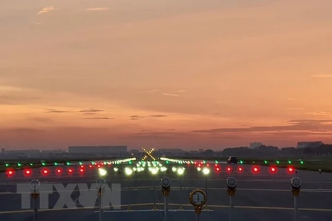 Hệ thống đèn hiệu mới được hoàn thành tại Cảng hàng không quốc tế Tân Sơn Nhất. (Ảnh: TTXVN)