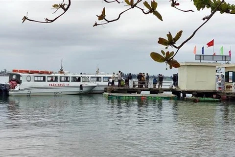 Công tác tìm kiếm người mất tích trong vụ chìm canô du lịch tại Cửa Đại đang được tiến hành khẩn trương. (Ảnh: TTXVN)