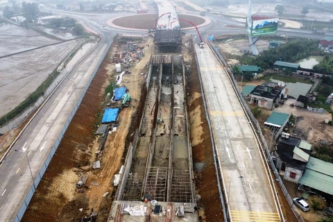 Nhà thầu thi công dự án cao tốc Bắc-Nam đoạn Mai Sơn-Quốc lộ 45. (Ảnh: Việt Hùng/Vietnam+)