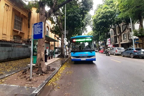 Xe buýt Hà Nội sẽ hoạt động giảm 15% tần suất vận hành do diễn biến dịch COVID-19 phức tạp. (Ảnh: Việt Hùng/Vietnam+)