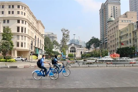 Người dân Thành phố Hồ Chí Minh trải nghiệm dịch vụ xe đạp công cộng tại trung tâm thành phố. (Ảnh: Tiến Lực/TTXVN)