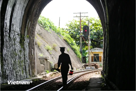 Công nhân đường sắt kiểm tra hạ tầng kết cấu chạy tàu trong hầm nhằm đảm bảo an toàn lưu thông của tàu hỏa. (Ảnh: Minh Sơn/Vietnam+)
