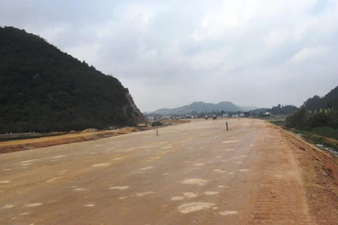 Một đoạn tuyến dự án cao tốc Bắc-Nam đang được triển khai hạng mục nền đất. (Ảnh: Việt Hùng/Vietnam+)