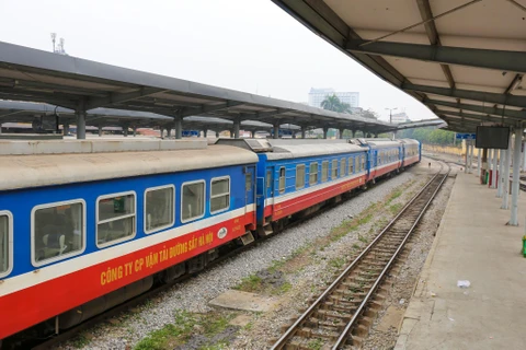 Ngành đường sắt tăng cường chạy thêm nhiều đoàn tàu dịp nghỉ lễ 30/4-1/5. (Ảnh: Minh Sơn/Vietnam+)