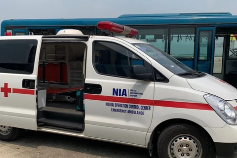 Xe cấp cứu túc trực tại cửa máy bay và đưa khách đi cấp cứu tại bệnh viện Bắc Thăng Long. (Ảnh: VASCO cung cấp).