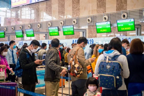 Hành khách làm thủ tục chuyến bay của hãng hàng không Bamboo Airways. (Ảnh: CTV/Vietnam+)