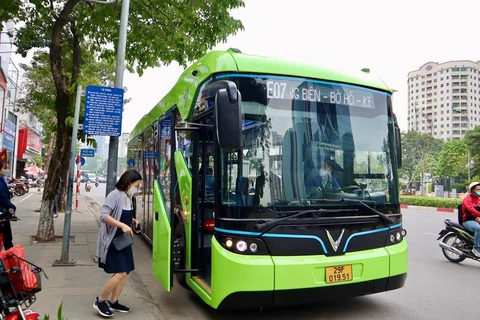 Hà Nội vừa đưa tuyến buýt điện E07 lộ trình Long Biên-Bờ Hồ-Khu đô thị Vinhomes Smart City từ 20/4. (Ảnh: CTV/Vietnam+)