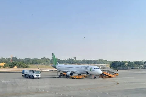 Máy bay của hãng hàng không Bamboo Airways tại sân bay Cà Mau. (Ảnh: Kim Há/TTXVN)