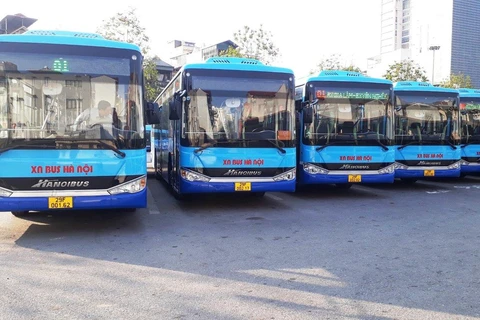 Tổng công ty vận tải Hà Nội bố trí khoảng 28 xe buýt trực dự phòng và tăng cường lượt xe chạy để phục vụ nhu cầu đi lại dịp 30/4-1/5. (Ảnh: CTV/Vietnam+)