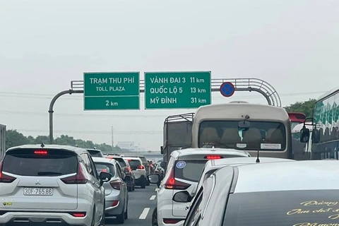 Tình trạng tắc nghẽn trước trạm thu phí trên quốc lộ 5B, cao tốc Hà Nội-Hải Phòng, được các tài xế phản ánh chiều 24/5 trên diễn đàn OFFB.