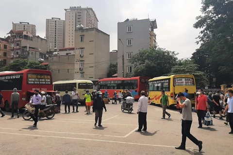 Xe khách tấp nập vào bến trả hành khách từ các tỉnh, thành đổ về Hà Nội sau dịp nghỉ lễ 30/4-1/5. (Ảnh: Việt Hùng/Vietnam+)