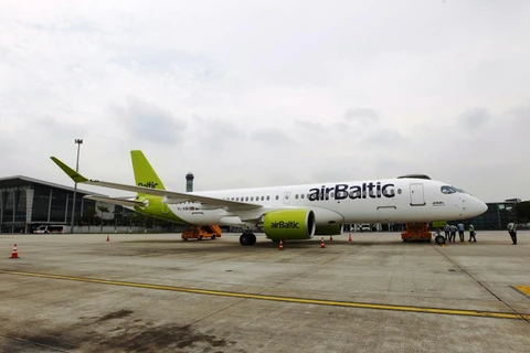 Chiếc máy bay được trưng bày tại sân bay quốc tế Nội Bài là máy bay airBaltic A220-300 (Latvia) có thiết kế 145 chỗ với một hạng ghế. (Ảnh: Việt Hùng/Vietnam+)
