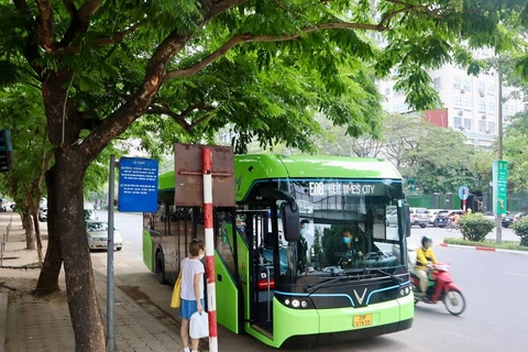 Hà Nội đã chính thức vận hành thêm tuyến buýt điện thứ 7. (Ảnh: CTV/Vietnam+)