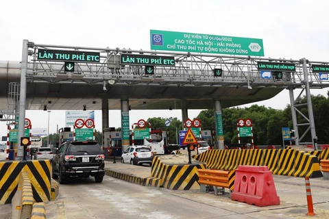 Phương tiện đi vào làn thu phí tự động không dừng tại trạm thu phí đầu tuyến cao tốc Hà Nội-Hải Phòng. (Ảnh: CTV/Vietnam+)