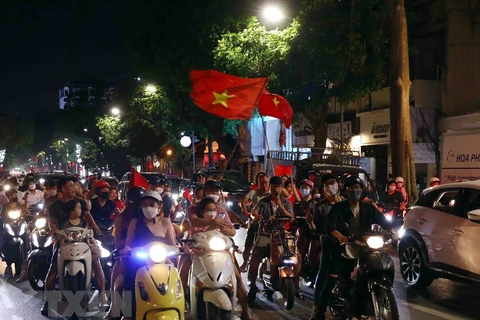 Lượng người và phương tiện hướng về Bờ Hồ tăng cao để ăn mừng chiến thắng của đội Bóng đá nam U23 Việt Nam. (Ảnh: Phạm Kiên/TTXVN)