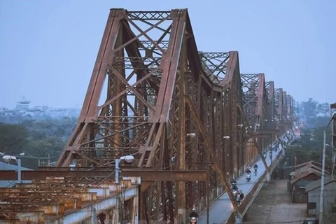 Cầu Long Biên sau hơn 120 năm khai thác đã xuống cấp trầm trọng và cần sửa chữa tổng thể. (Ảnh: Minh Sơn/Vietnam+)