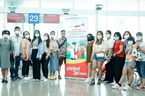 Những hành khách đầu tiên đường bay Thành phố Hồ Chí Minh-Phuket. (Ảnh: CTV/Vietnam+)