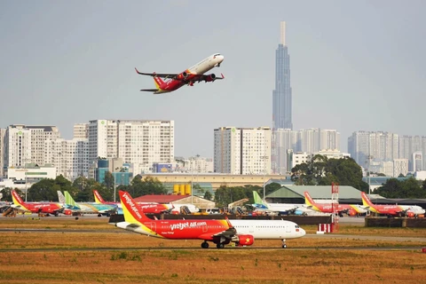 Máy bay của hãng hàng không Vietjet cất cánh tại sân bay Tân Sơn Nhất. (Ảnh: CTV/Vietnam+)