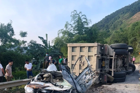 Hiện trường vụ tai nạn xe tải chở đất lật đè bẹp xe ôtô con khiến 3 người tử vong tại Hòa Bình. (Nguồn ảnh: Ủy ban An toàn giao thông Quốc gia)