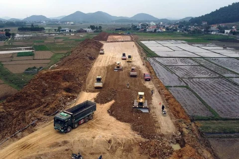 Nhà thầu thi công một đoạn tuyến cao tốc Bắc-Nam giai đoạn 2017-2020. (Ảnh: Huy Hùng/Vietnam+)