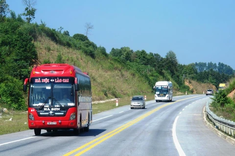 Phương tiện lưu thông trên đoạn tuyến Yên Bái-Lào Cai với quy mô 2 làn xe. (Ảnh: Việt Hùng/Vietnam+)