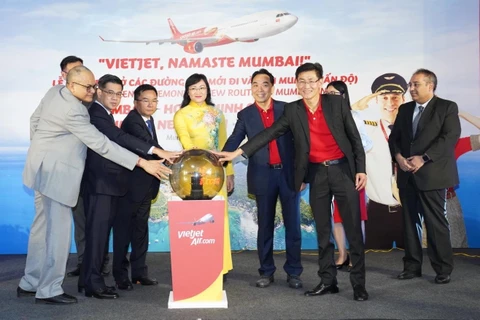 Các đại biểu thực hiện nghi thức công bố và khai trương đường bay của Vietjet tới Ấn Độ. (Ảnh: CTV/Vietnam+)