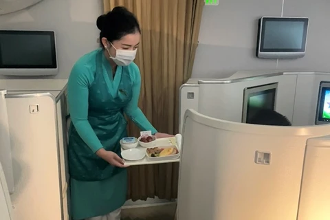 Vietnam Airlines phục vụ món tráng miệng vải thiều đối với các bữa ăn trên khay cho các hành khách hạng Thương gia trên các chặng bay nội địa và quốc tế xuất phát từ Hà Nội. (Ảnh: CTV/Vietnam+)