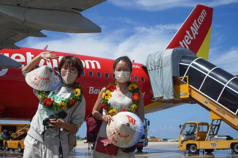 Hãng hàng không Vietjet chào đón những du khách Hàn Quốc tới đất nước Việt Nam. (Ảnh: CTV/Vietnam+)