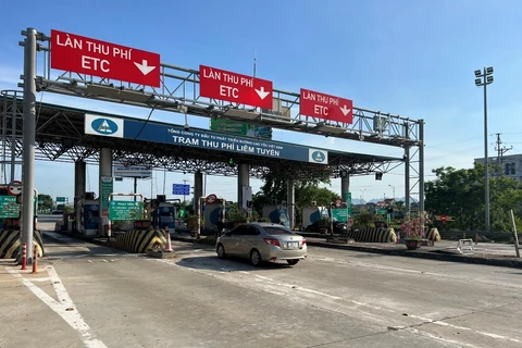 Trong những ngày đầu vận hành, các phương tiện lưu thông qua làn ETC thuận lợi, nhanh chóng trên cao tốc Cầu Giẽ-Ninh Bình. (Ảnh: CTV/Vietnam+)