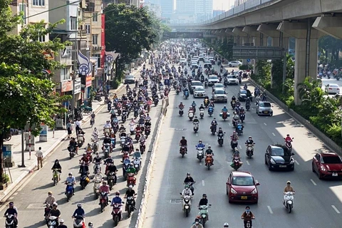 Nhiều đoạn đường Nguyễn Trãi, xe máy và ôtô vẫn đi chung một làn dù đã thí điểm phân làn phương tiện tách riêng 2 loại phương tiện này. (Ảnh: Việt Hùng/Vietnam+)