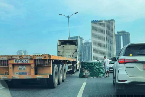 Hiện trường vụ xe ôtô chở thép cuộn rơi xuống đường Vành đai 3 trên cao tại Hà Nội vào sáng 9/8 gây nguy hiểm cho người và phương tiện khác trên đường. (Nguồn ảnh: otofun)