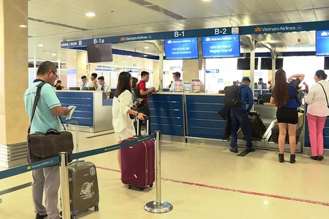 Hành khách ký gửi hành lý tại một sân bay nội địa. (Ảnh: CTV/Vietnam+)