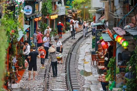 Thời điểm mở cửa du lịch trở lại, lượng du khách đến với phố đường tàu này ngày một đông. (Ảnh: Minh Sơn/Vietnam+)