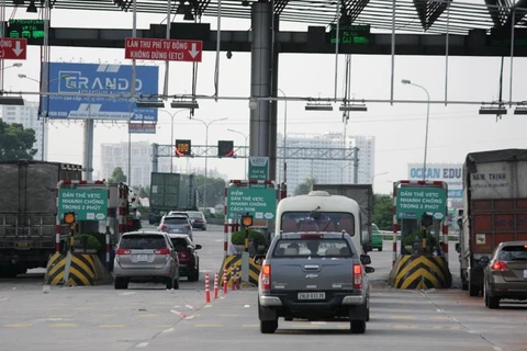 Phương tiện lưu thông trên làn thu phí không dừng tại trạm phí cao tốc Pháp Vân-Cầu Giẽ. (Ảnh: Việt Hùng/Vietnam+)