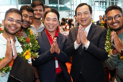Chào đón những hành khách Ấn Độ đặt chân tới thành phố Đà Nẵng. (Ảnh: CTV/Vietnam+)