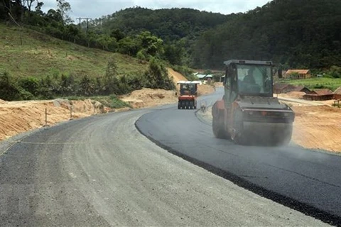 Nhà thầu thi công một dự án giao thông tại khu vực miền núi. (Nguồn ảnh: TTXVN)