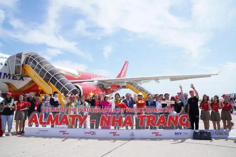 Chào đón những du khách đầu tiên bay thẳng từ Almaty (Kazakhstan) tới với Nha Trang của Vietjet. (Ảnh: CTV/Vietnam+)