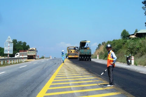 Nhà thầu thi công thẳm nhựa mặt đường trên cao tốc Nội Bài-Lào Cai. (Ảnh: CTV/Vietnam+)