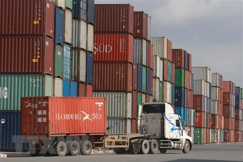 Bốc dỡ hàng hóa container tại một cảng cạn. (Ảnh: Quang Châu/TTXVN)