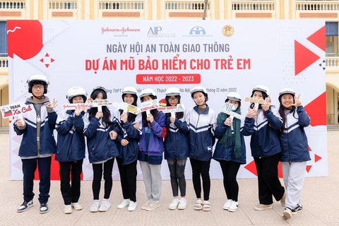 Học sinh trường Trung học phổ thông Phùng Khắc Khoan đội mũ bảo hiểm đạt chuẩn, đúng cách. (Ảnh: CTV/Vietnam+)