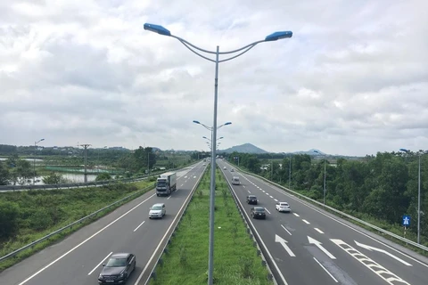 Phương tiện lưu thông trên tuyến cao tốc đã được đưa vào vận hành, khai thác. (Ảnh: CTV/Vietnam+)