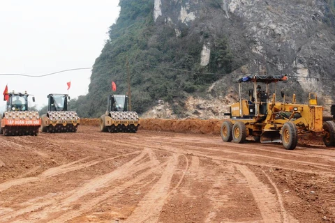 Nhà thầu thi công một đoạn tuyến cao tốc Bắc-Nam giai đoạn 2017-2020. (Ảnh: Việt Hùng/Vietnam+)