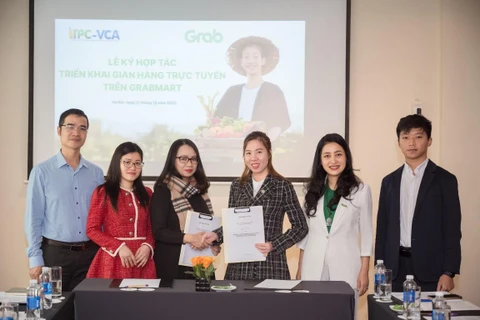 Ký kết đưa nông sản Việt lên chợ công nghệ GrabMart. (Ảnh: CTV/Vietnam+)
