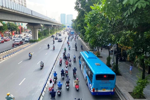 Xe buýt Hà Nội có sản lượng hành khách tăng trưởng mạnh so với năm 2021 nhưng vẫn chưa phục hồi hoàn toàn. (Ảnh: Việt Hùng/Vietnam+)