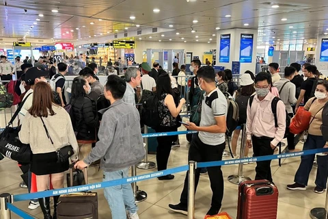 Cảng hàng không quốc tế Nội Bài và Tân Sơn Nhất đông nghịt hành khách bay trong ngày mùng 5 Tết. (Ảnh: CTV/Vietnam+)