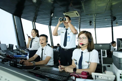 Nhân viên không lưu điều hành các chuyến bay cất hạ cánh tại sân bay Nội Bài. (Ảnh: CTV/Vietnam+)