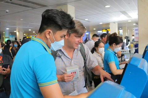 Vietnam Airlines Group đã phối hợp với các sân bay trên toàn quốc tăng cường quầy thủ tục, nhân sự mặt đất phục vụ hành khách. (Ảnh: CTV/Vietnam+)