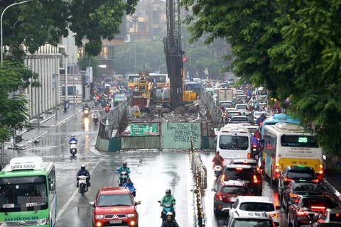Hà Nội tổ chức phân luồng giao thông làm cầu vượt nút giao Chùa Bộc-Phạm Ngọc Thạch. (Ảnh: Huy Hùng/TTXVN)